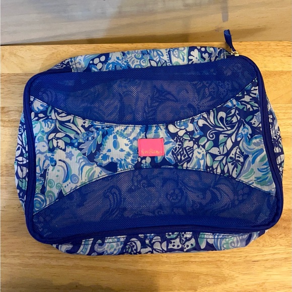 Lilly Pulitzer packing cube in a blue and white patterned fabric - Picture 2 of 9